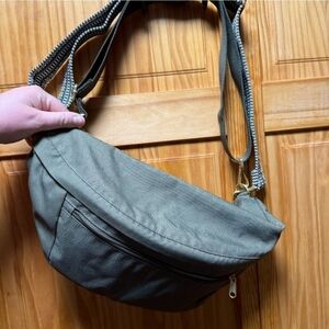 Canvelle Classic Fanny Pack - oversized in Olive with Extra Strap